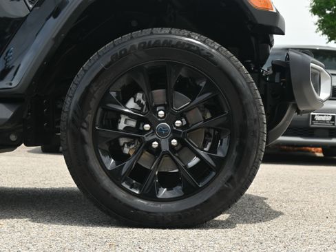Used 2025 Jeep Wrangler Unlimited Sahara AWD/4WD image 13