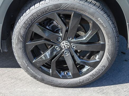 Used 2024 Volkswagen Taos SE image 11