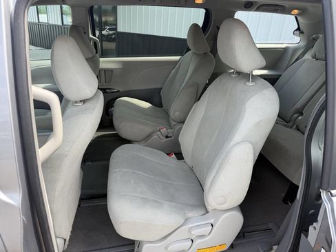 Used 2011 Toyota Sienna FWD image 19