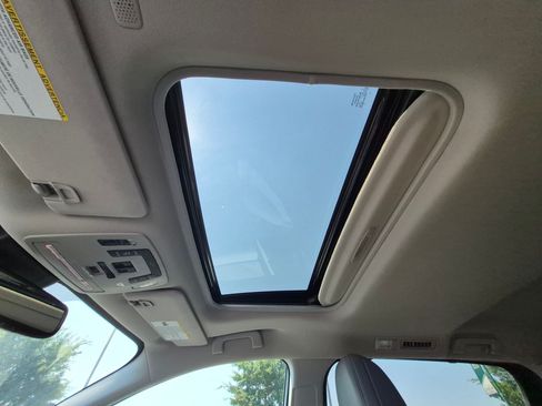Used 2023 Toyota Sienna XLE FWD image 19