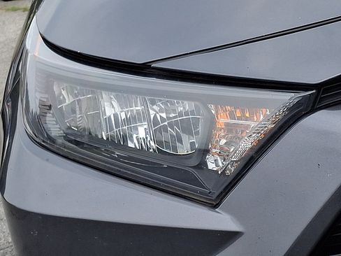Used 2020 Toyota RAV4 LE AWD/4WD image 9