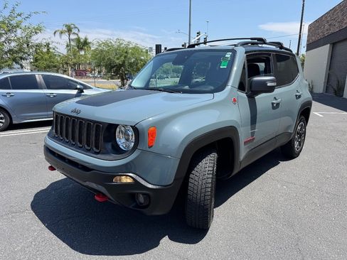 Used 2017 Jeep Renegade Trailhawk w/ Premium Trailhawk Package AWD/4WD image 3