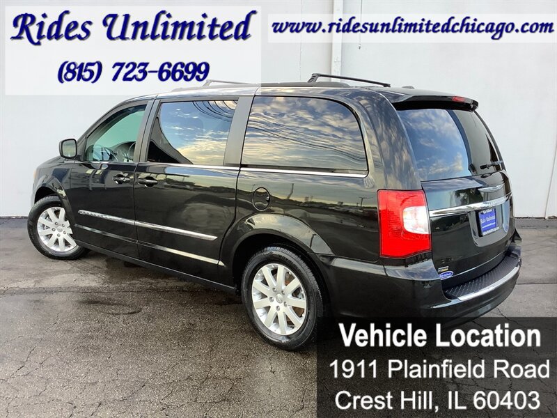 Used 2014 Chrysler Town & Country Touring FWD image 5