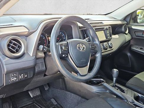 Used 2018 Toyota RAV4 LE FWD image 9