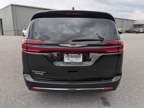 Used 2023 Chrysler Pacifica Touring-L FWD image 6