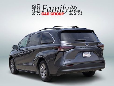 Used 2025 Toyota Sienna XLE image 3
