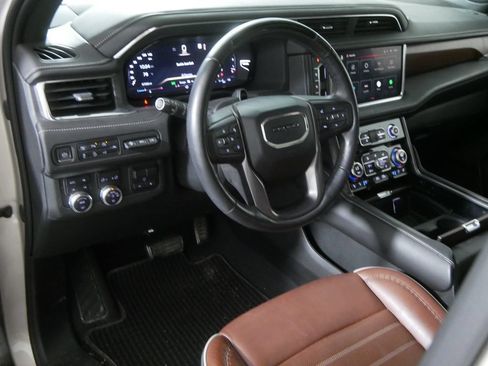 Used 2023 GMC Yukon XL Denali Ultimate AWD/4WD image 13