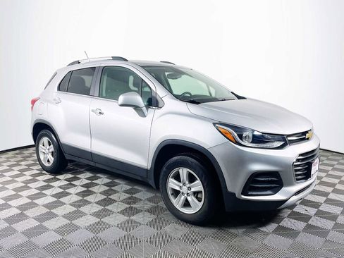 Used 2019 Chevrolet Trax LT w/ LT Convenience Package image 3