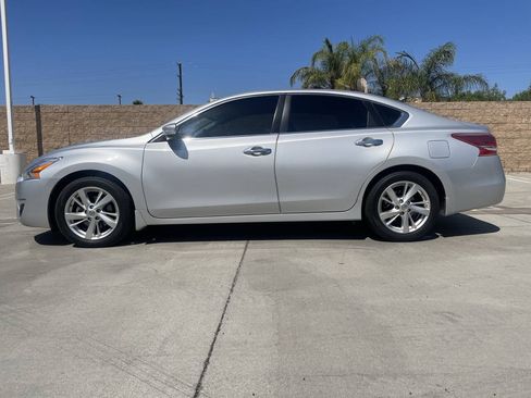 Used 2013 Nissan Altima 2.5 SL w/ Technology Pkg FWD image 3