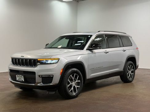 Used 2023 Jeep Grand Cherokee L Limited AWD/4WD image 7