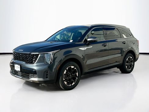 Used 2024 Kia Sorento S image 3