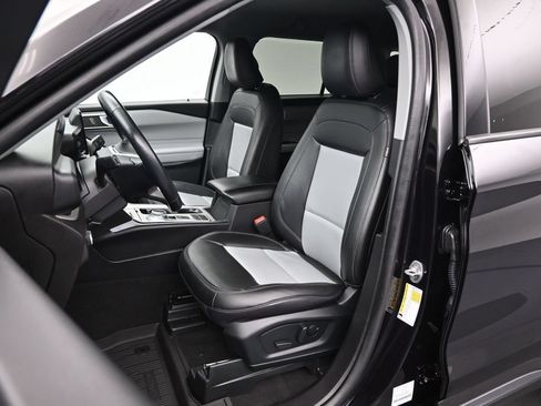 Used 2023 Ford Explorer XLT w/ Equipment Group 202A RWD image 16