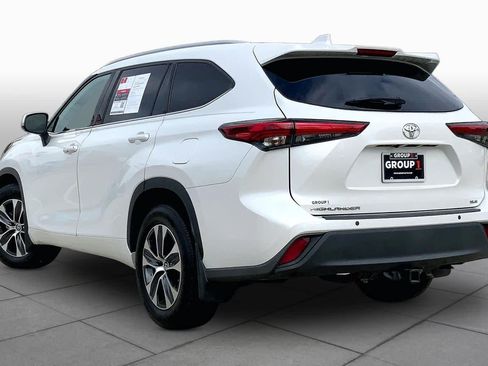 Used 2022 Toyota Highlander XLE FWD image 12