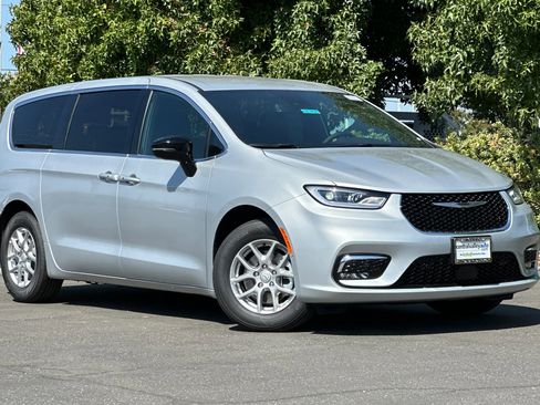 New 2026 Chrysler Pacifica Select image 2