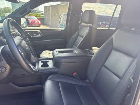 Used 2024 Chevrolet Suburban Z71 w/ Luxury Package AWD/4WD image 3
