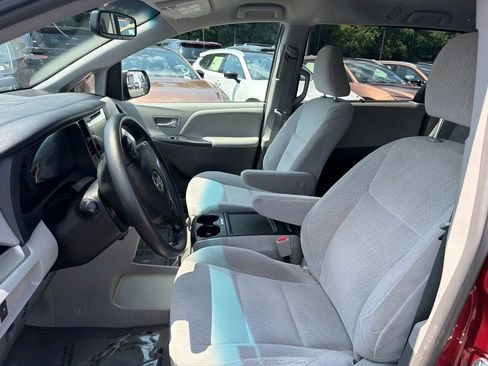 Used 2017 Toyota Sienna LE FWD image 18