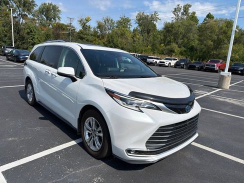 Used 2022 Toyota Sienna Platinum AWD/4WD image 10