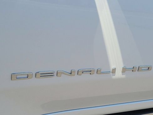 Used 2024 GMC Sierra 2500 Denali Ultimate AWD/4WD image 9