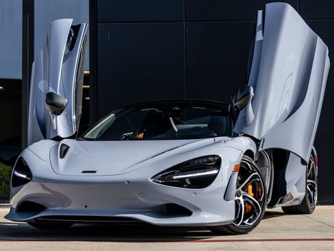 Used 2026 McLaren 750S Spider RWD image 2
