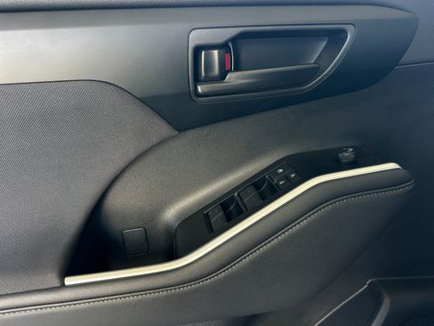 Used 2025 Toyota Highlander LE image 10