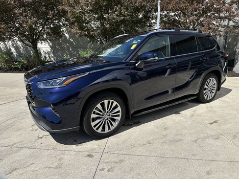 Used 2025 Toyota Highlander Platinum AWD/4WD image 3