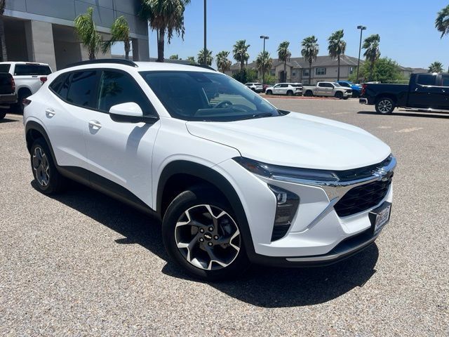 Used 2025 Chevrolet Trax LT FWD image 1