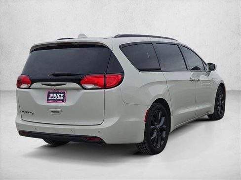 Used 2020 Chrysler Pacifica Touring-L w/ S Appearance Package FWD image 5