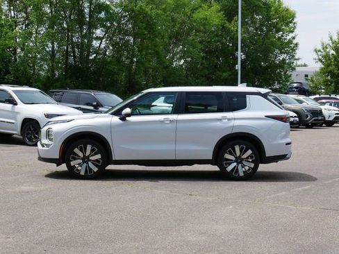 Used 2025 Mitsubishi Outlander SE AWD/4WD image 3