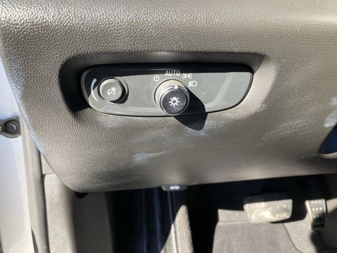 Used 2022 Chevrolet Traverse LT image 13