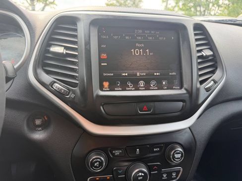 Used 2018 Jeep Cherokee Latitude Plus FWD image 18