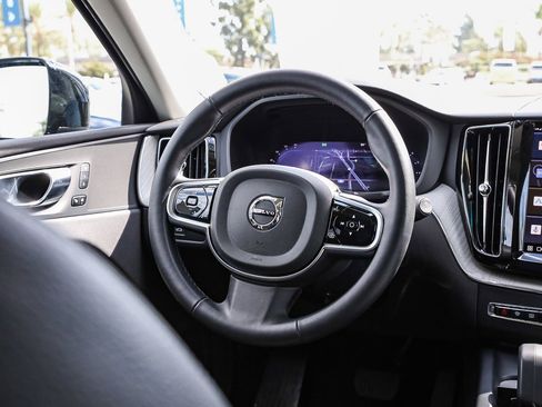 Used 2025 Volvo XC60 B5 Plus image 15