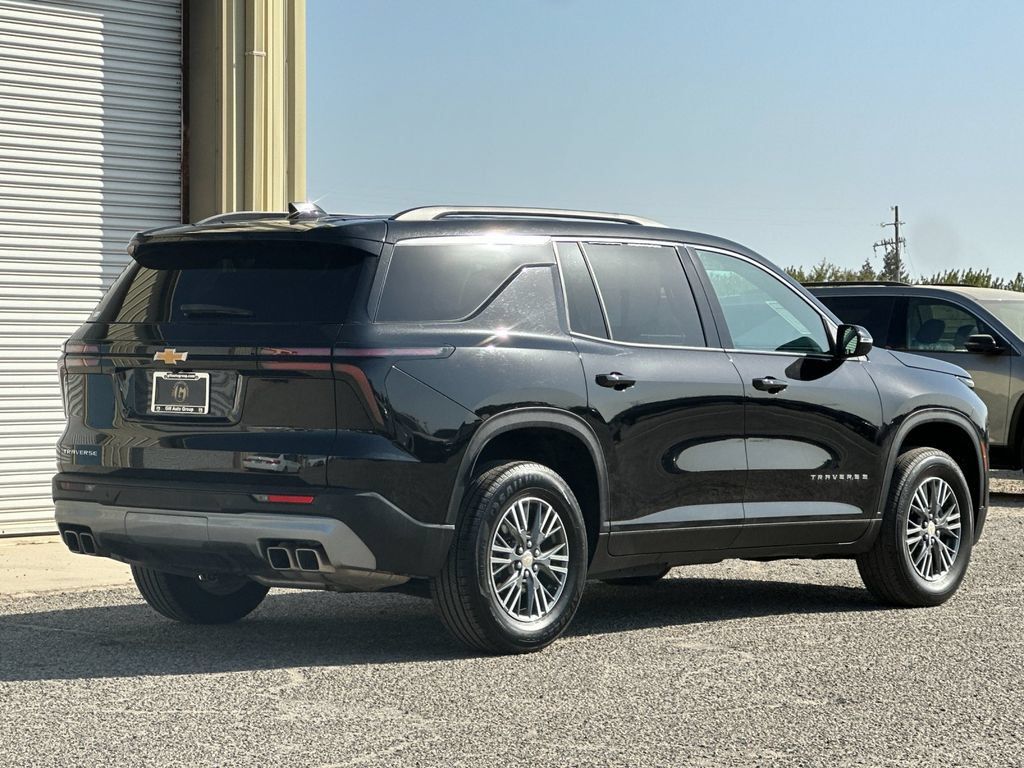 Used 2025 Chevrolet Traverse LT FWD image 4