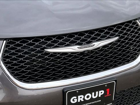Used 2023 Chrysler Pacifica Touring-L image 29