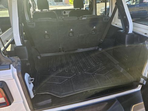 Used 2019 Jeep Wrangler Unlimited Sahara image 12