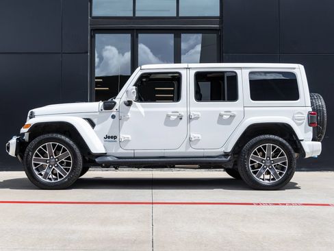 Used 2022 Jeep Wrangler Unlimited Sahara AWD/4WD image 9