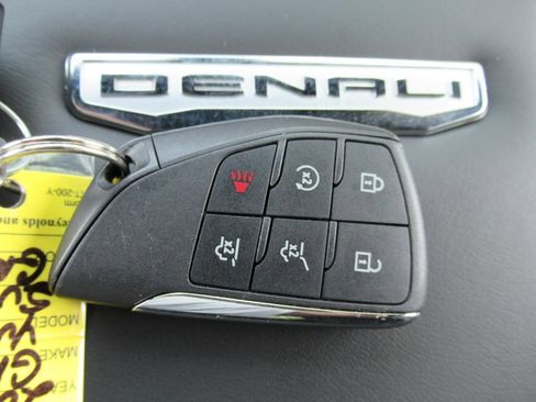 Used 2025 GMC Yukon Denali AWD/4WD image 31