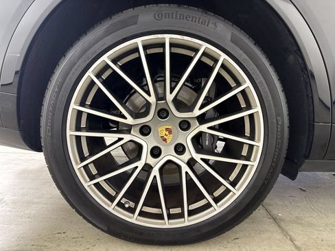 Certified 2023 Porsche Cayenne Platinum Edition AWD/4WD image 16