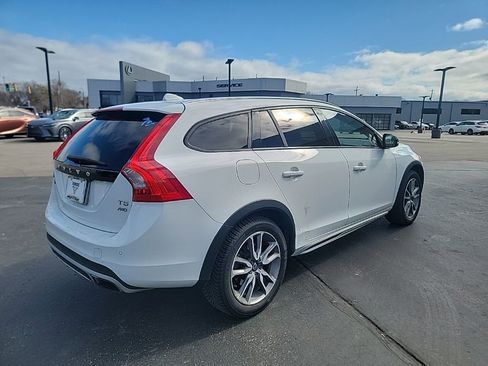 Used 2018 Volvo V60 T5 Cross Country image 6
