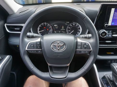 Used 2023 Toyota Highlander XLE AWD/4WD image 3