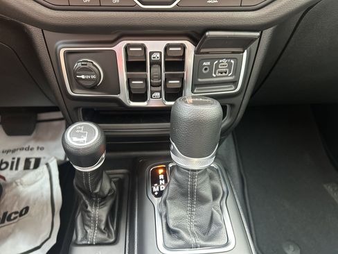 New 2025 Jeep Gladiator Sport image 19