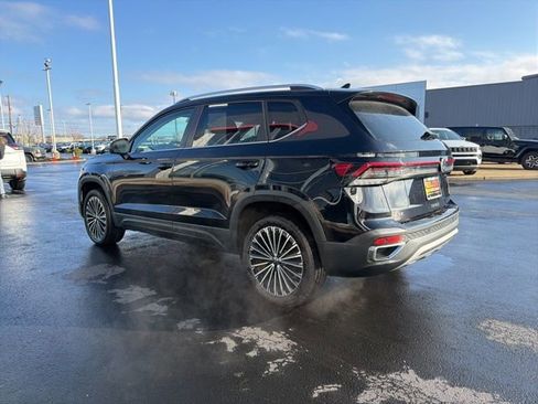 Used 2025 Volkswagen Taos SE FWD image 5