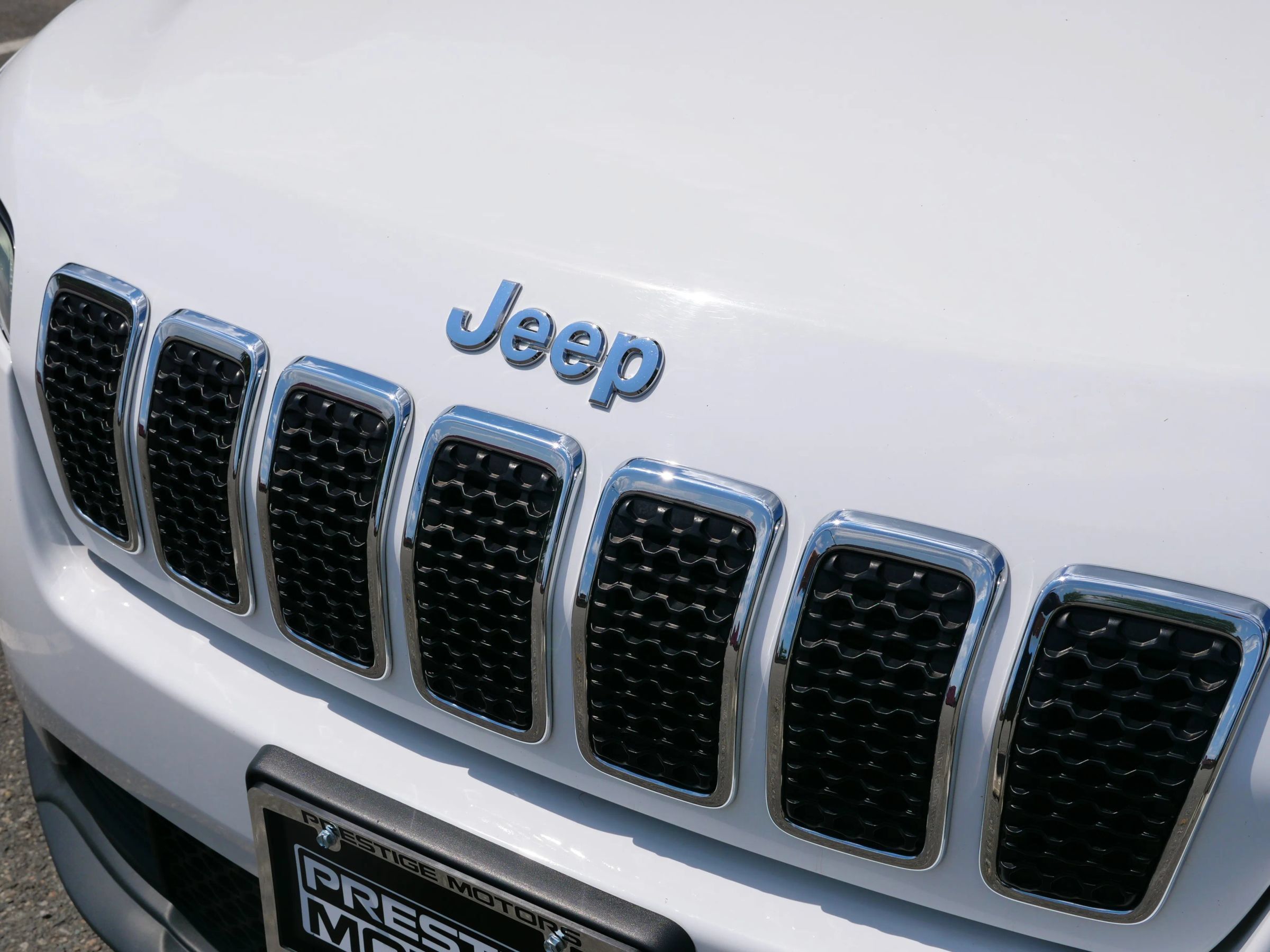 Used 2021 Jeep Cherokee Latitude Plus w/ Mopar Interior Package AWD/4WD image 35