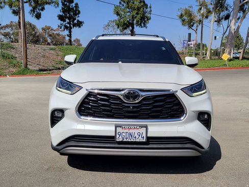 Used 2023 Toyota Highlander Platinum FWD image 4