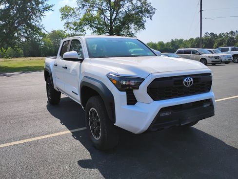 Used 2025 Toyota Tacoma TRD Off-Road AWD/4WD image 3