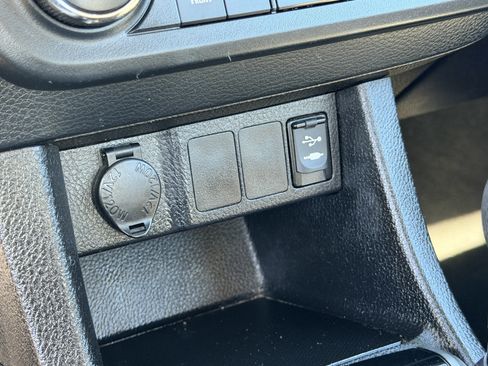 Used 2016 Toyota Corolla image 29