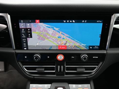 Certified 2025 Porsche Macan AWD/4WD image 22