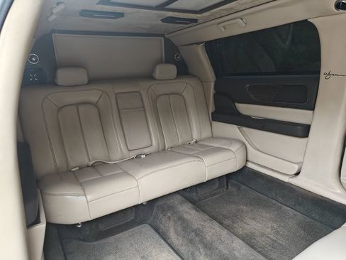 Used 2018 Lincoln Continental Select w/ Continental Climate Package image 25