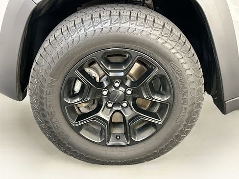 Used 2019 Jeep Cherokee Trailhawk w/ Comfort/Convenience Group AWD/4WD image 35