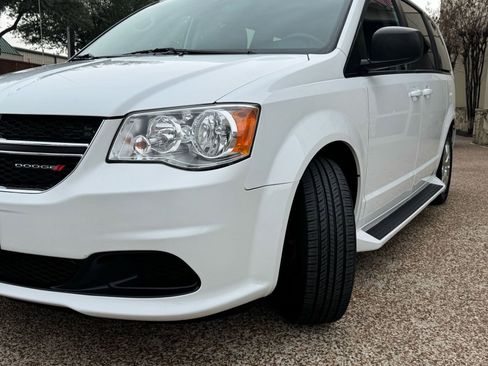 Used 2018 Dodge Grand Caravan SE w/ UConnect Hands-Free Group image 3
