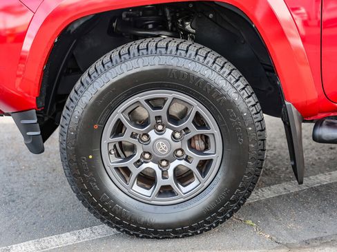 Certified 2018 Toyota Tacoma SR5 image 27